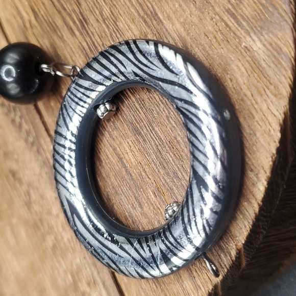 Zebra print animal patterned circle hoop openwork pendant - Picture 2 of 2